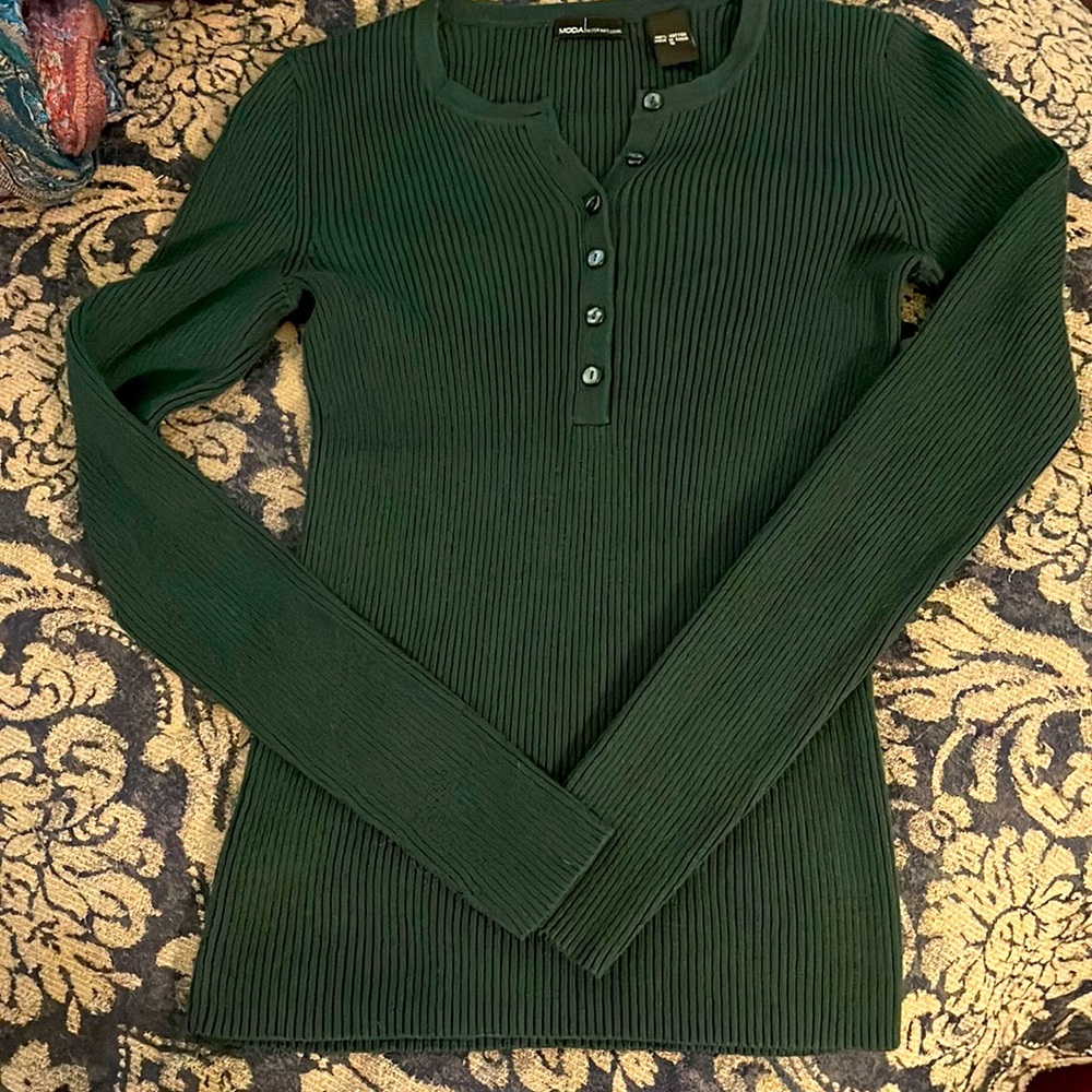Dark Green, small, long sleeved tee styled sweater.